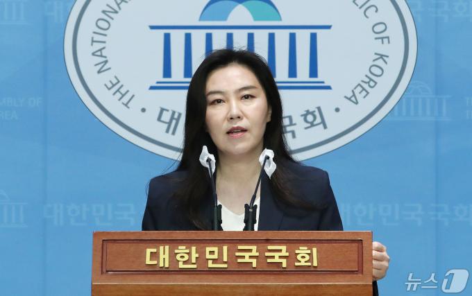[사진] 브리핑하는 강유정 대변인