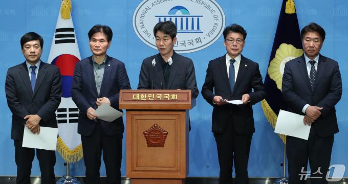 [사진] 문재인 전 대통령 주변 관련 검찰의 불법적 수사 방식 규탄 기자회견