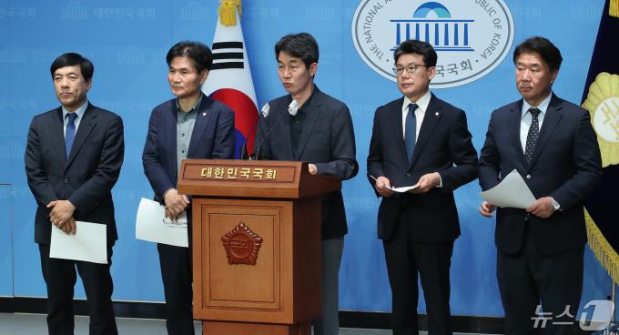 [사진] 민주당, 문 전 대통령 주변 수사 관련 검찰의 불법적 수사 규탄