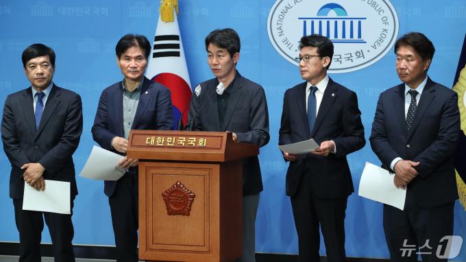 [사진] 문재인 전 대통령 주변 검찰의 불법적 수사 방식 규탄 기자회견