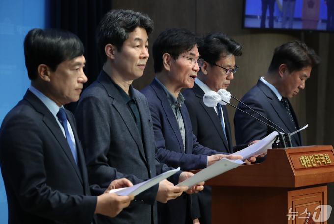 [사진] 민주당 '문재인 전 대통령 주변 불법적 수사 중단하라'