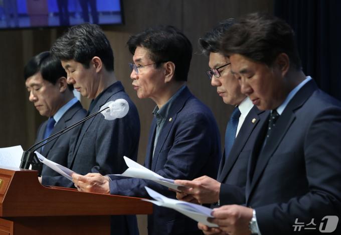 [사진] '문재인 전 대통령 주변의 불법적 수사 중단하라'