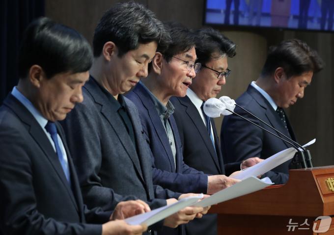 [사진] 문재인 전 대통령 주변 불법적 수사 중단 촉구하는 민주당