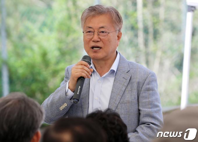 문재인 전 대통령이 16일 오전 경남 양산시 하북면 평산마을에서 열린 '구례 양정마을-양산 평산마을 자매결연' 1주년 기념식에서 환영사를 하고 있다. 2024.4.16/뉴스1 ⓒ News1 윤일지 기자