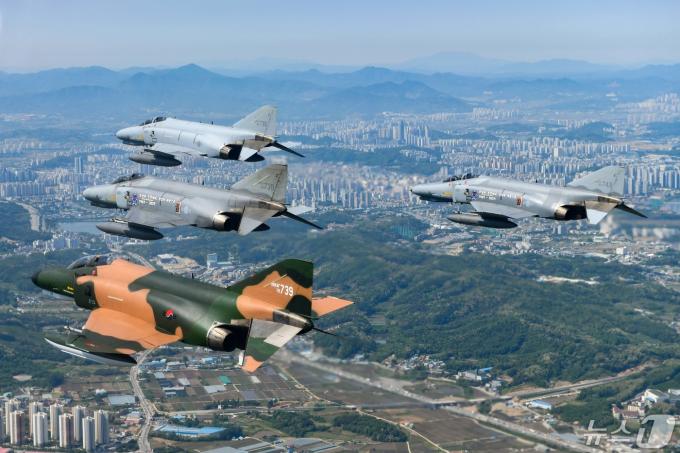 [사진] 공군 필승편대 팬텀 4대, 49년 만에 국토순례 비행 성공