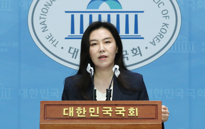 사진은 12일 서울 여의도 국회에서 브리핑을 진행하는 강유정 더불어민주당 원내대변인. /사진=뉴스1
