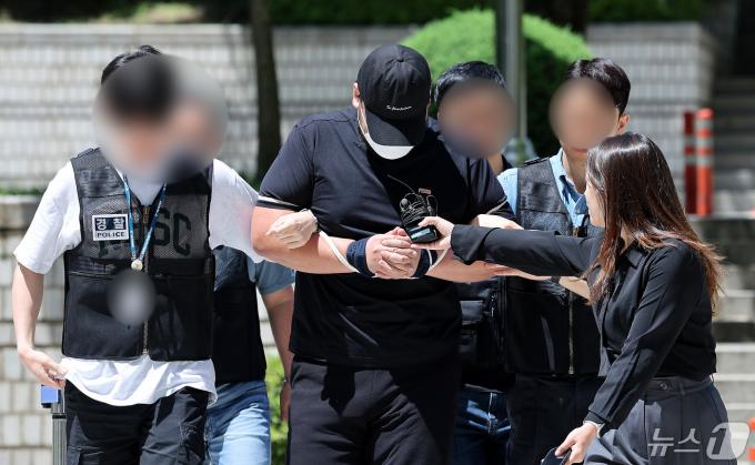 [사진] 영장실질심사 출석하는 원정 성매매 알선한 국내 업주