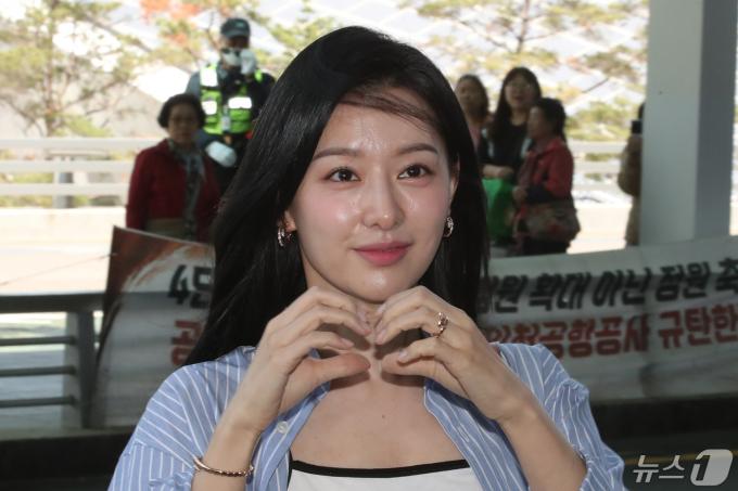 [사진] 배우 김지원 '팬들 향해'