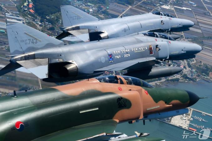공군은 12일 '필승편대' F-4E 팬텀 4대가 49년 만의 국토순례 비행을 성공적으로 실시했다고 밝혔다. 사진은 필승편대의 3가지 도색(위쪽부터 Light Gray, Dark Gray, 정글무늬)과 스페셜 마킹(가운데 Dark Gray 항공기 측면). (공군 제공) 2024.5.12/뉴스1