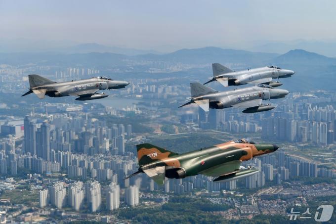 [뉴스1 PICK]55년간 조국 하늘 지킨 F-4 팬텀…임무 마치고 국민 마음 속으로