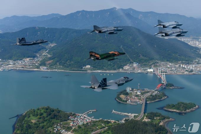 [뉴스1 PICK]55년간 조국 하늘 지킨 F-4 팬텀…임무 마치고 국민 마음 속으로