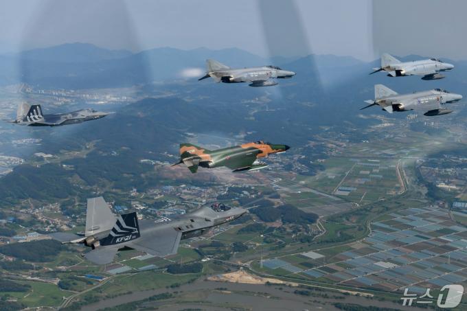 [뉴스1 PICK]55년간 조국 하늘 지킨 F-4 팬텀…임무 마치고 국민 마음 속으로