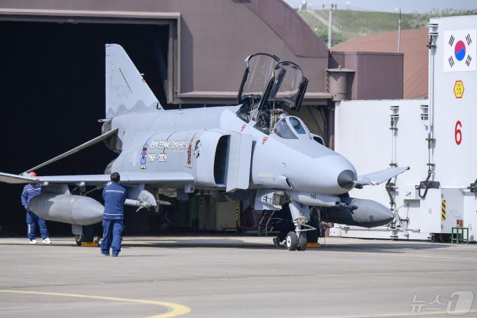 퇴역을 한 달여 앞둔 공군 F-4E 팬텀 전투기가 9일 경기 수원 공군기지에서 이륙을 위해 활주로로 향하고 있다. 공군 F-4E 팬텀 4대 '필승편대'가 퇴역을 앞두고 49년 만의 국토순례 비행을 실시했다. '필승편대'는 이날 수원에서 이륙해 충청도와 경상도, 전라도 등 전국을 누비며 팬텀의 역사와 대한민국 근현대사의 주요 거점 상공을 고별 비행했다.(공군 제공) 2024.5.11/뉴스1 ⓒ News1 포토공용 기자
