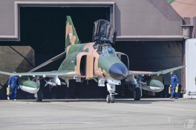 퇴역을 한 달여 앞둔 공군 F-4E 팬텀 전투기가 9일 경기 수원 공군기지에서 이륙을 위해 활주로로 향하고 있다. 공군 F-4E 팬텀 4대 '필승편대'가 퇴역을 앞두고 49년 만의 국토순례 비행을 실시했다. '필승편대'는 이날 수원에서 이륙해 충청도와 경상도, 전라도 등 전국을 누비며 팬텀의 역사와 대한민국 근현대사의 주요 거점 상공을 고별 비행했다.(공군 제공) 2024.5.11/뉴스1 ⓒ News1 포토공용 기자