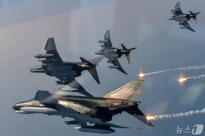 공군은 12일 '필승편대' F-4E 팬텀 4대가 49년 만의 국토순례 비행을 성공적으로 실시했다고 밝혔다. 사진은 국토순례 비행중 선회기동을 실시하고 있는 필승편대. (공군 제공) 2024.5.12/뉴스1