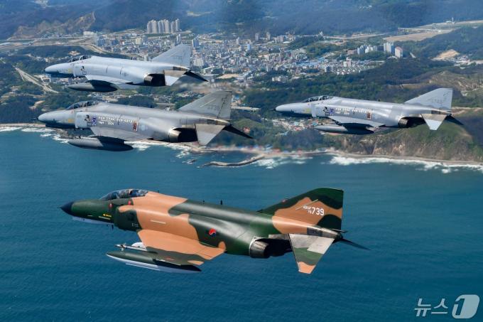 공군은 12일 '필승편대' F-4E 팬텀 4대가 49년 만의 국토순례 비행을 성공적으로 실시했다고 밝혔다. 사진은 지난 9일 팬텀 필승편대