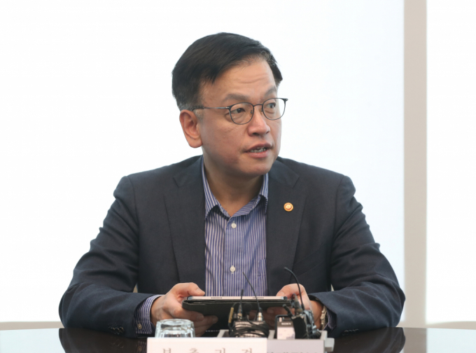 최상목 경제부총리 겸 기획재정부 장관이 지난 10일 오전 경기 화성시에 위치한 반도체 기업 HPSP를 방문해 윤석열 정부 출범 2주년을 맞아 반도체 업계 관계자들과 간담회를 하고 있다./사진=뉴스1