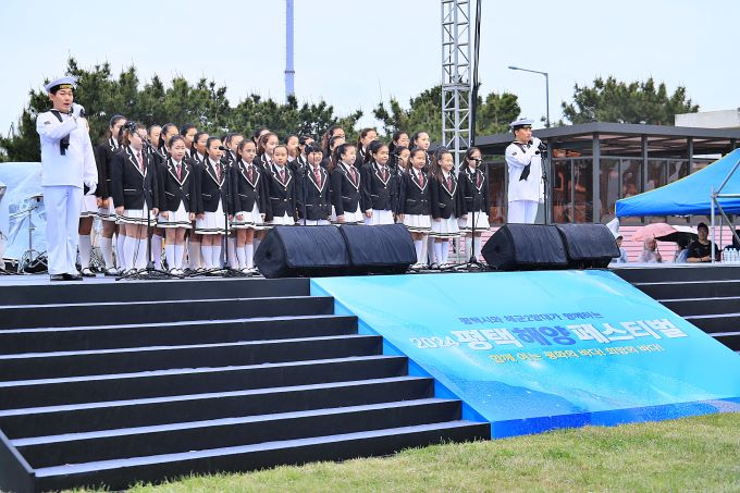   지난 11일 경기도 평택시 해군 제2함대사령부에서 열린 '2024 평택해양페스티벌'이 궂은 날씨에도 1만여 명 방문객의 발걸음이 이어졌다. 사진은 합창단이 공연을 하고 있다. / 사진제공=평택시 