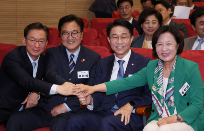 사진은 지난 3일 서울 여의도 국회 의원회관에서 열린 더불어민주당 제 1기 원내대표 선출 당선자 총회에 참석한 추미애(오른쪽부터), 조정식, 우원식, 정성호 국회의장 후보. /사진=뉴시스