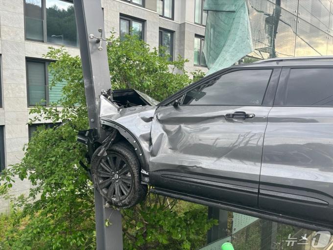 [사진] 방음벽에 돌진한 SUV
