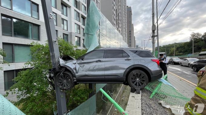 [사진] 방음벽에 돌진한 SUV