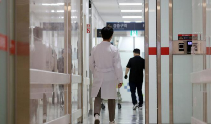 사진은 10일 오전 대구 달서구 계명대 동산병원에서 한 의료진이 응급실로 향하는 모습. /사진=뉴스1