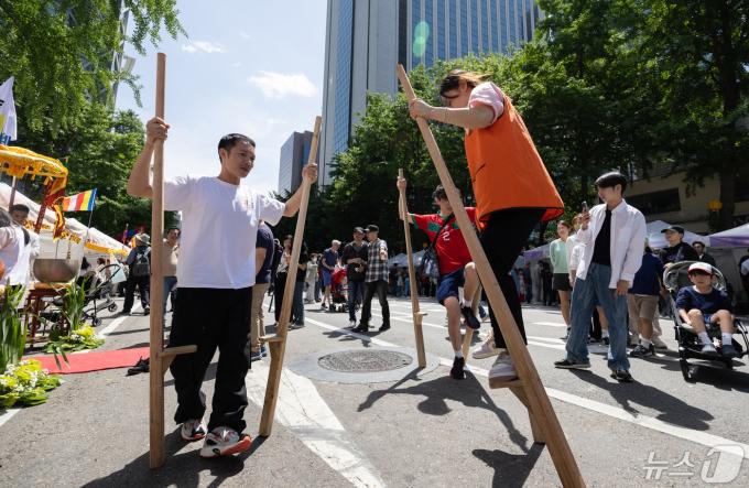 [사진] 베트남 전통놀이 체험하는 관광객들
