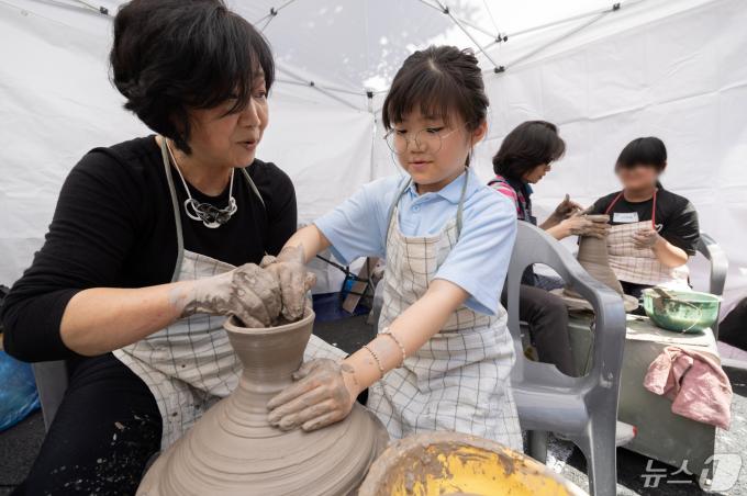 [사진] 연등회 전통문화마당 '도예 체험해요'