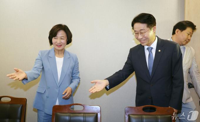 [사진] 단일화 회동 나선 추미애·조정식 국회의장 후보