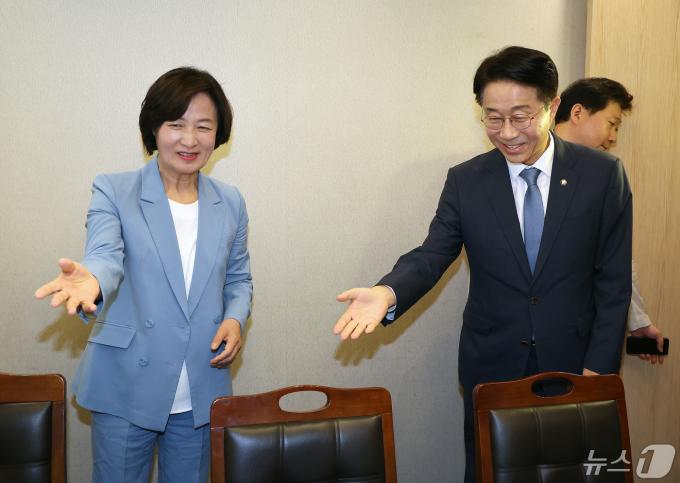[사진] 회동하는 추미애·조정식 국회의장 후보