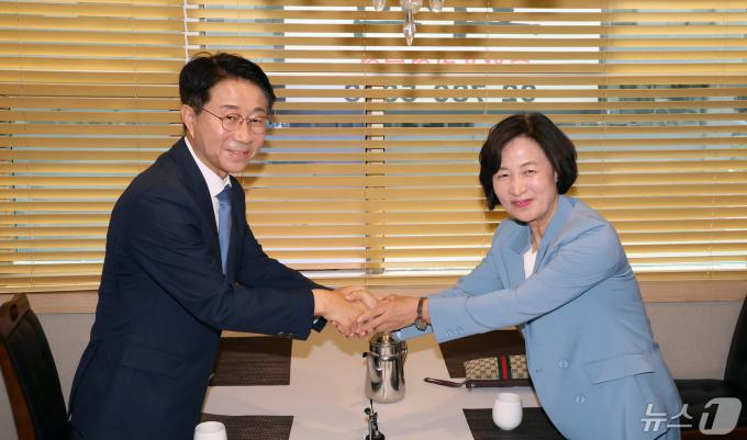 [사진] 단일화 손 잡은 추미애·조정식 국회의장 후보