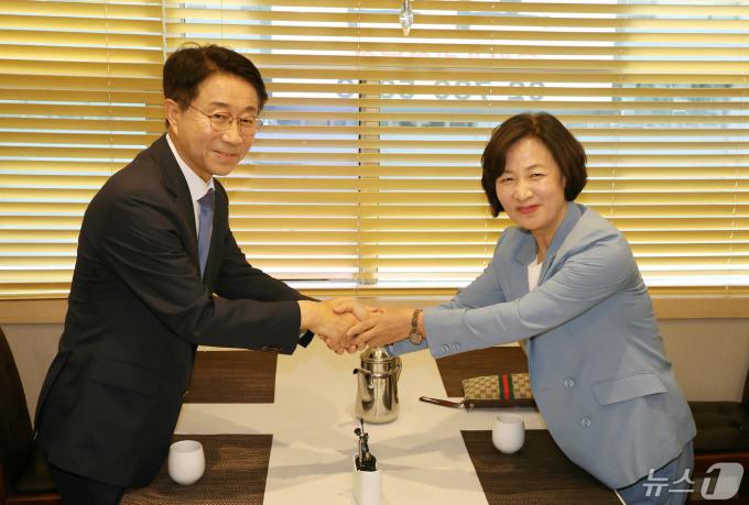 [사진] 단일화 손 잡은 추미애·조정식 국회의장 후보
