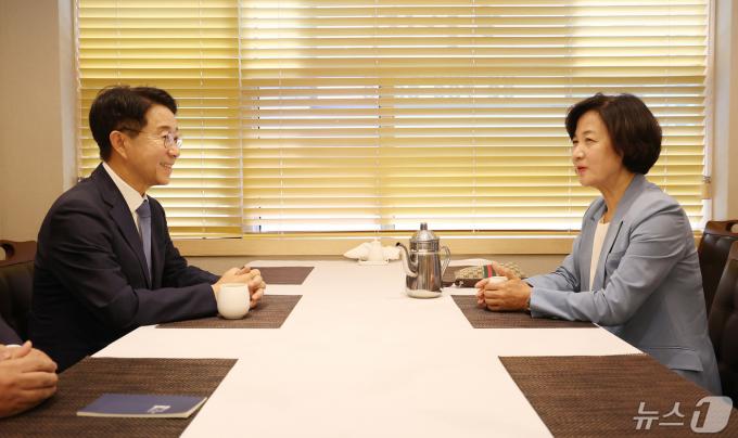 [사진] 회동하는 추미애·조정식 국회의장 후보