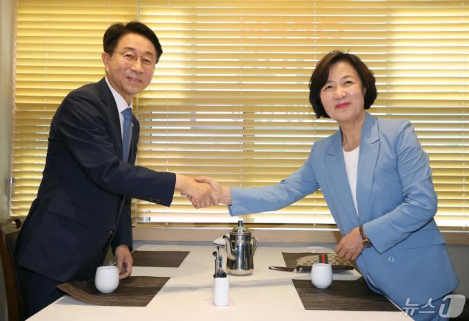[사진] 악수하는 추미애·조정식 국회의장 후보