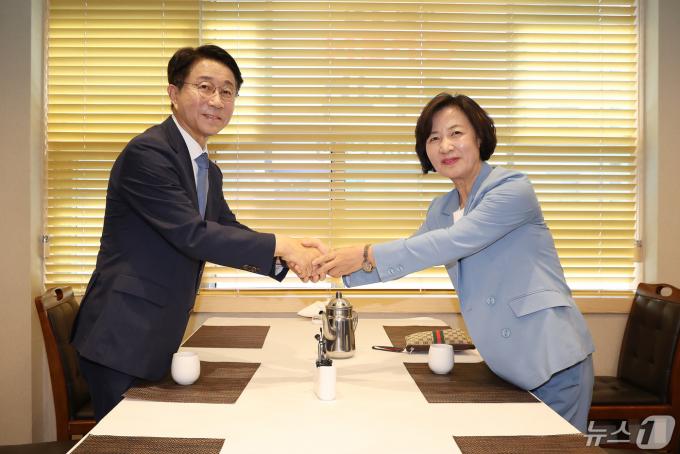 [사진] 손 잡은 추미애·조정식 국회의장 후보