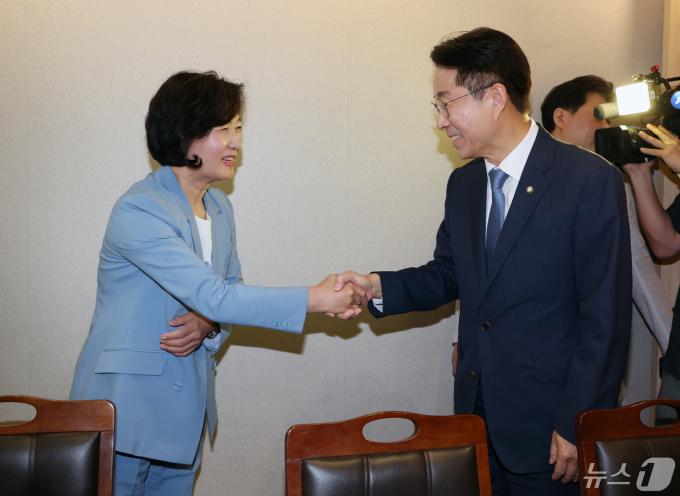 [사진] 인사 나누는 추미애-조정식 국회의장 후보