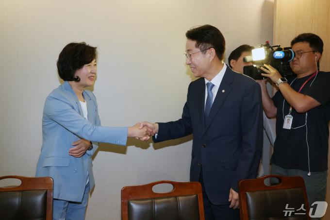 [사진] 인사 나누는 추미애·조정식
