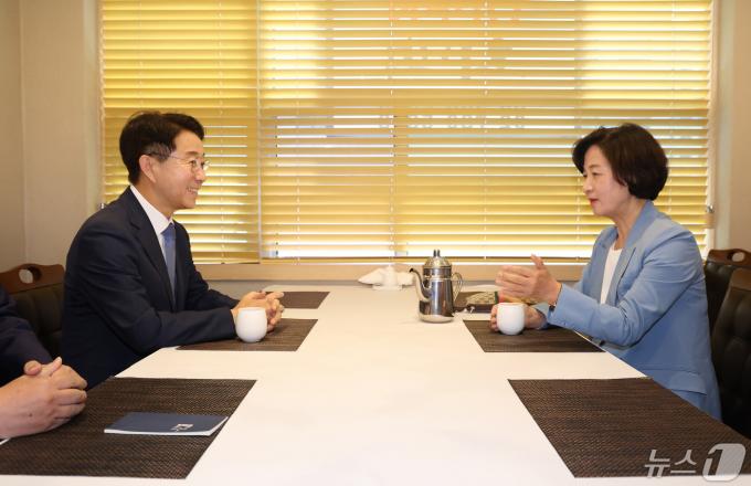 [사진] 회동하는 추미애·조정식 국회의장 후보