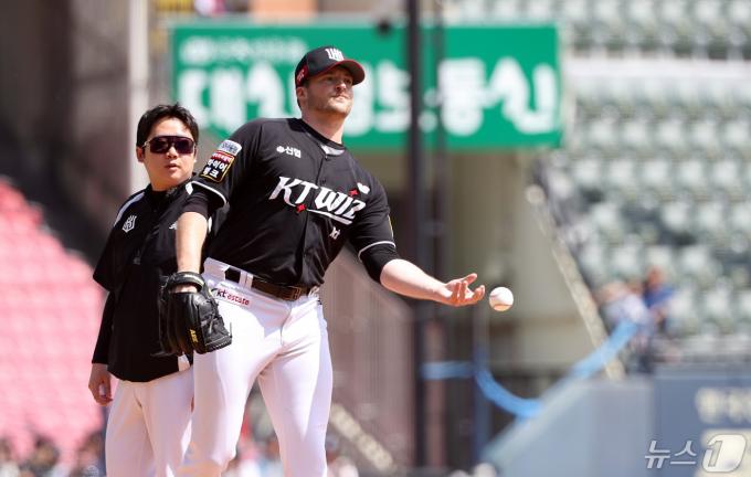 12일 오후 서울 송파구 잠실야구장에서 열린 프로야구 '2024 신한 SOL 뱅크 KBO리그' kt 위즈와 두산 베어스의 경기, 2회말 kt 선발투수 벤자민이 왼쪽 팔꿈치 불편감을 호소하며 교체되고 있다. 2024.5.12/뉴스1 ⓒ News1 이동해 기자