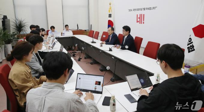 [사진] 취재진 만난 추경호·배준영