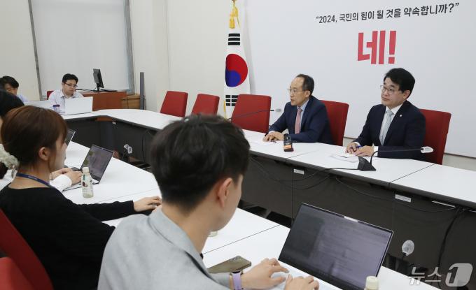 [사진] 취재진과 티타임 갖는 추경호·배준영