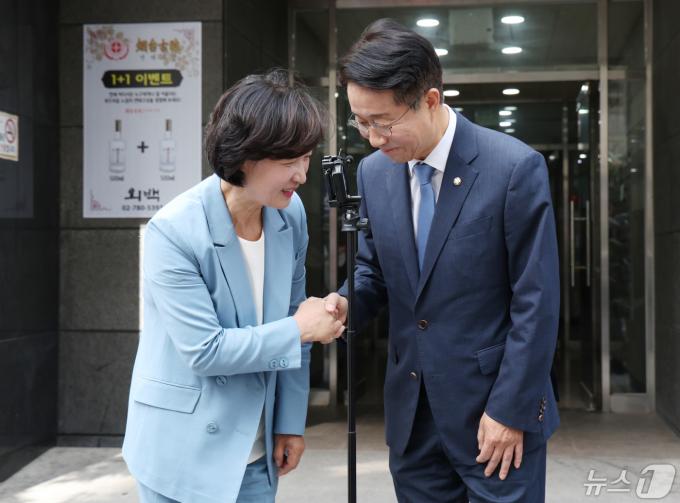 [사진] 단일화로 손잡은 추미애·조정식