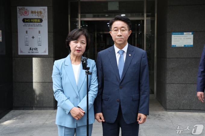 [사진] 단일화 발표하는 추미애·조정식 국회의장 후보