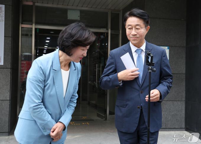 [사진] 조정식 후보 향해 감사 인사하는 추미애 후보