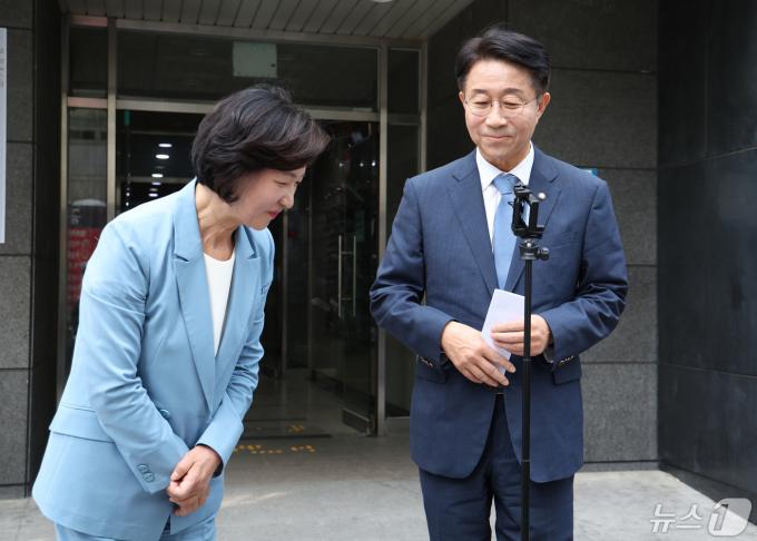 [사진] 인사하는 추미애 후보