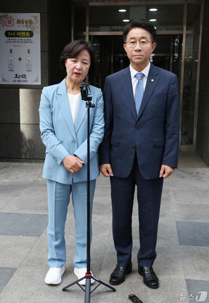 추미애·조정식 더불어민주당 소속 국회의장 후보가 12일 서울 여의도의 한 식당에서 국회의장 후보 단일화 논의를 위한 회동을 마