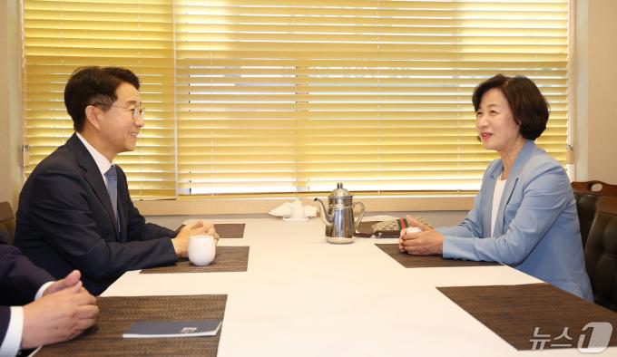 추미애·조정식 더불어민주당 소속 국회의장 후보가 12일 서울 여의도의 한 식당에서 국회의장 후보 단일화를 논의하기 위해 회동하고 있다. (공동취재) 2024.5.12/뉴스1 ⓒ News1 임세영 기자