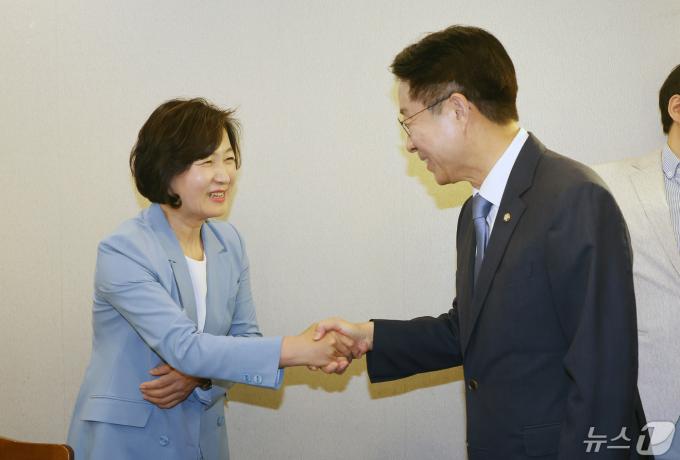 추미애·조정식 더불어민주당 소속 국회의장 후보가 12일 서울 여의도의 한 식당에서 국회의장 후보 단일화를 논의하기 앞서 악수를 나누고 있다. (공동취재) 2024.5.12/뉴스1 ⓒ News1 임세영 기자