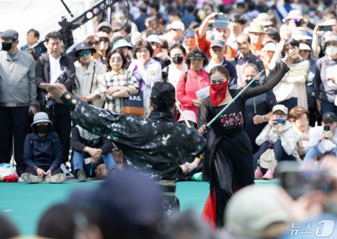 [사진] 관광객들로 붐비는 연등회 전통문화마당