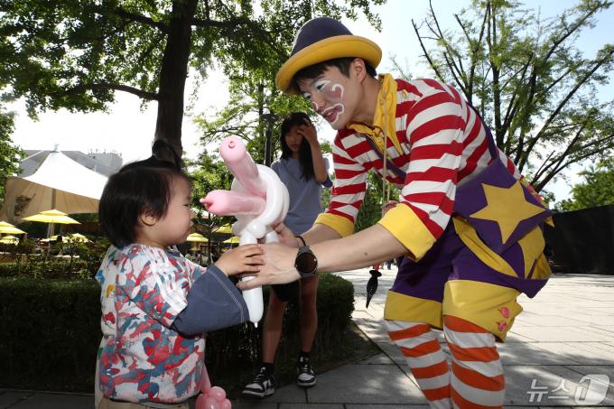 [사진] '아이들 눈길 사로잡은 풍선아트'